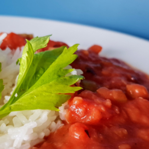 Reis mit Soße aus Bohnen, Tomaten und Sellerie