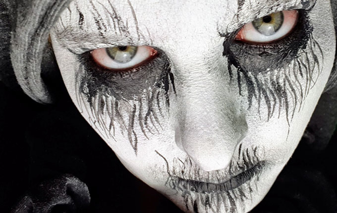 Halloween Make up schwarz weiß mit geröteten Augen
